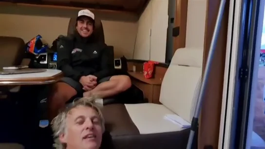 El vacile de Jesús Calleja a Fernando Alonso en el Dakar: "¿Quieres seguir o ya te quieres marchar?" El vacile de Jesús Calleja a Fernando Alonso en el Dakar: "¿Quieres seguir o ya te quieres marchar?"