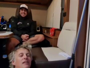 El vacile de Jesús Calleja a Fernando Alonso en el Dakar: "¿Quieres seguir o ya te quieres marchar?" El vacile de Jesús Calleja a Fernando Alonso en el Dakar: "¿Quieres seguir o ya te quieres marchar?"