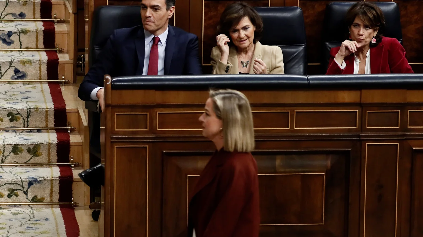 La diputada de CC Ana Oramas pasa ante el candidato socialista a la Presidencia del Gobierno Sesión de investidura