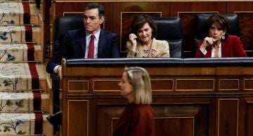La diputada de CC Ana Oramas pasa ante el candidato socialista a la Presidencia del Gobierno