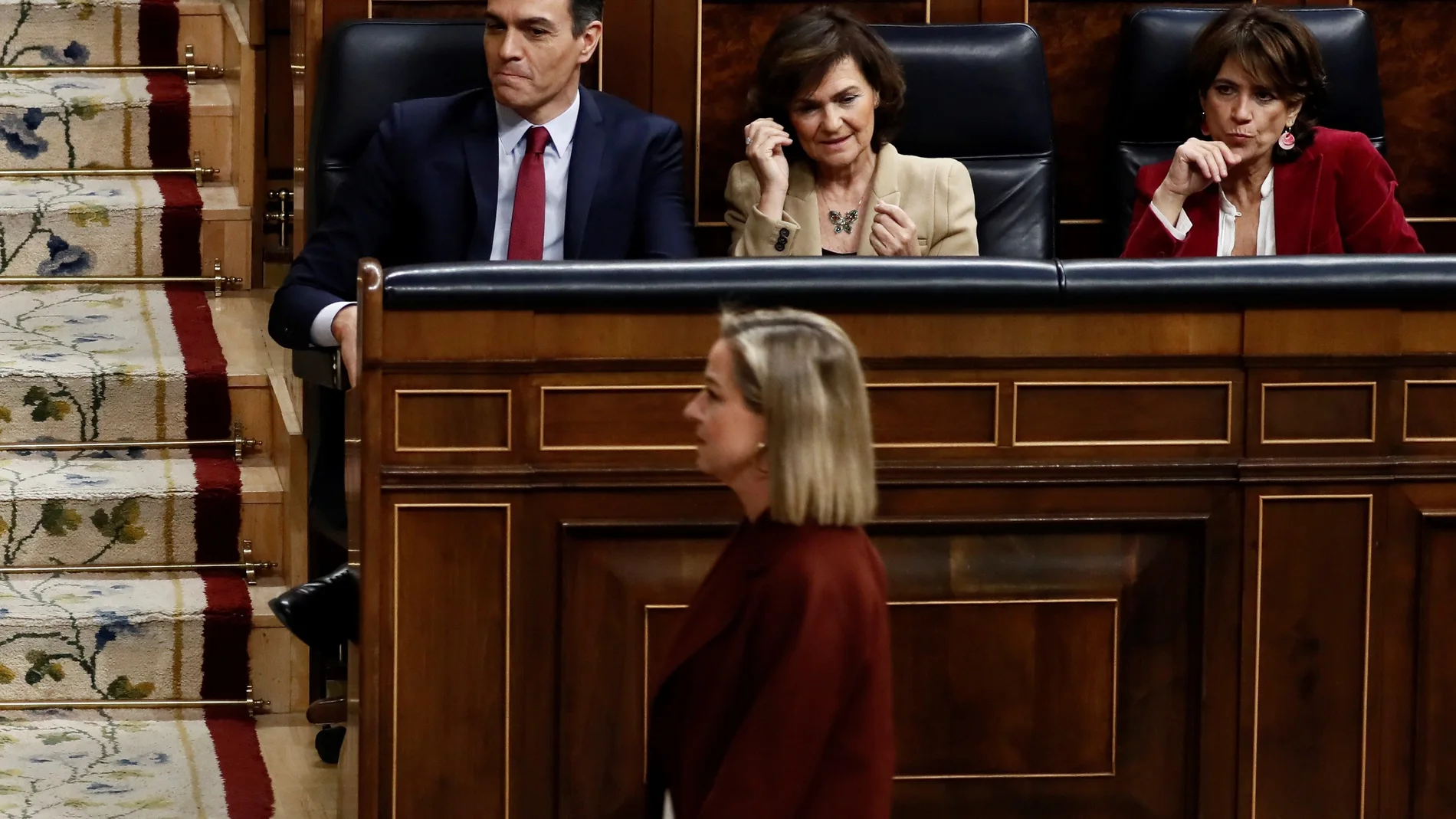 La diputada de CC Ana Oramas pasa ante el candidato socialista a la Presidencia del Gobierno
