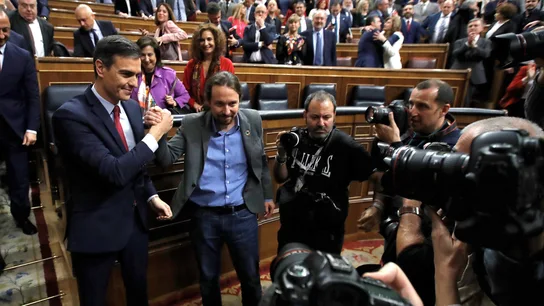 Apretón de manos entre Pedro Sánchez y Pablo Iglesias tras la investidura del primero Apretón de manos entre Pedro Sánchez y Pablo Iglesias tras la investidura del primero