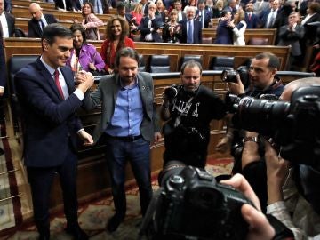 Apretón de manos entre Pedro Sánchez y Pablo Iglesias tras la investidura del primero Apretón de manos entre Pedro Sánchez y Pablo Iglesias tras la investidura del primero