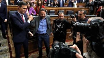Apretón de manos entre Pedro Sánchez y Pablo Iglesias tras la investidura del primero
