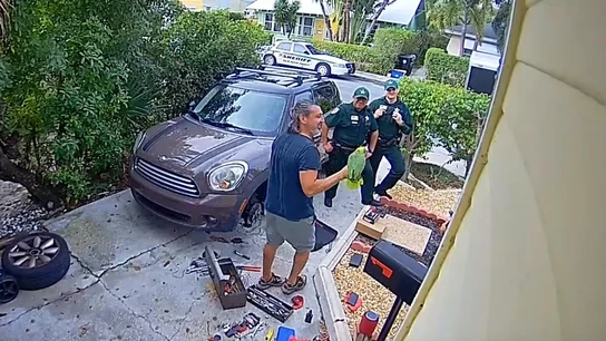 El dueño del loro 'Rambo' presenta el animal a la Policía El dueño del loro 'Rambo' presenta el animal a la Policía