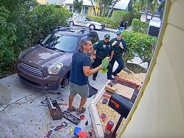 El dueño del loro 'Rambo' presenta el animal a la Policía El dueño del loro 'Rambo' presenta el animal a la Policía