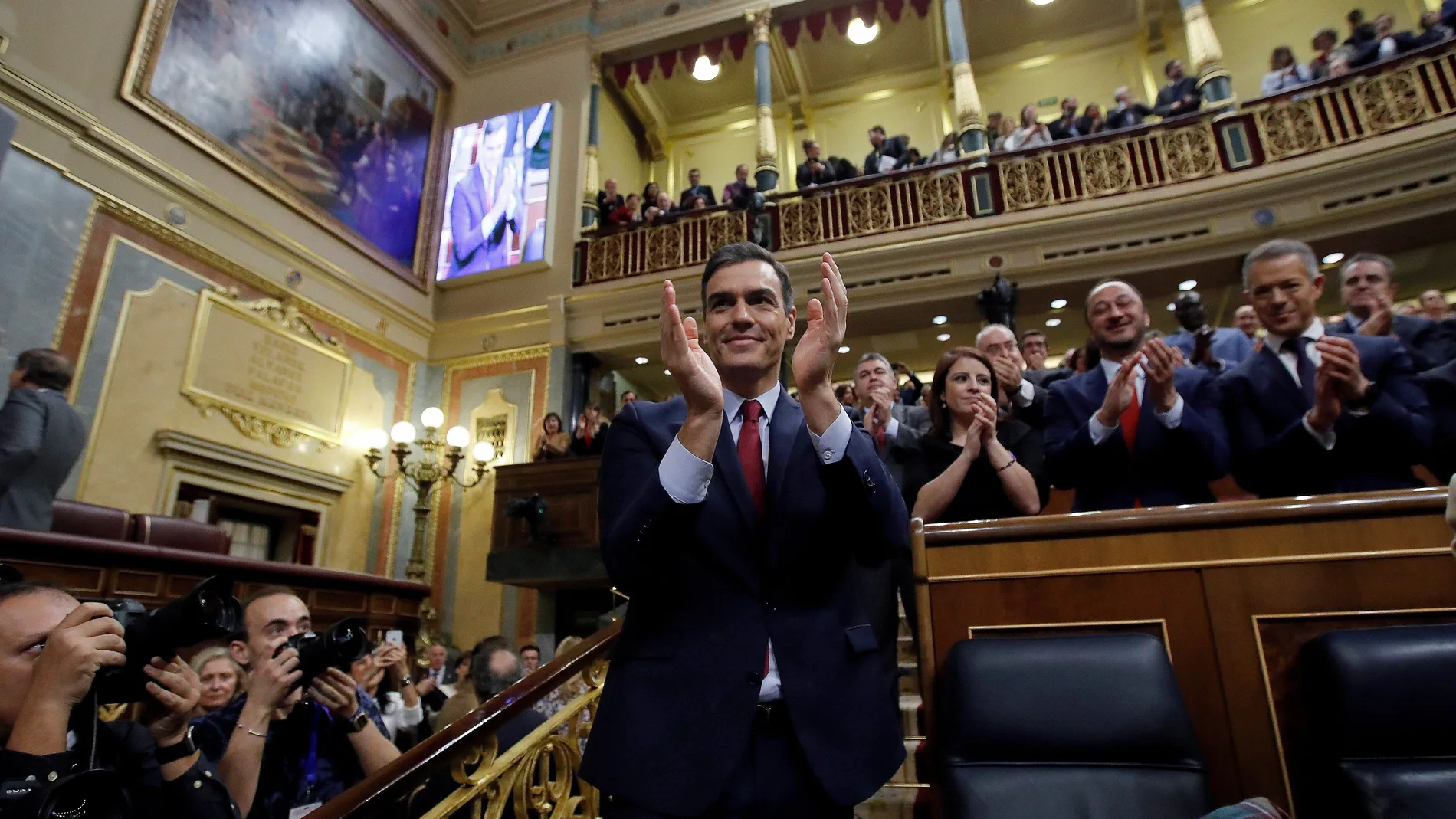 Pedro Sánchez aplaude tras ser investido como presidente del Gobierno