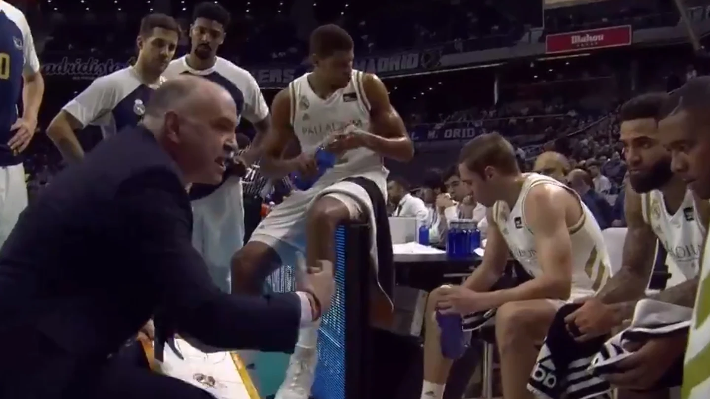 Pablo Laso, en una de sus míticas 'lasinas' Pablo Laso, en una de sus míticas 'lasinas'
