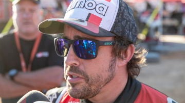 Fernando Alonso atiende a los medios en Arabia Saudí