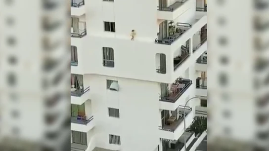 Una niña se pasea por una fachada en Tenerife Una niña se pasea por una fachada en Tenerife