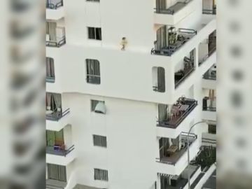 Una niña se pasea por una fachada en Tenerife Una niña se pasea por una fachada en Tenerife