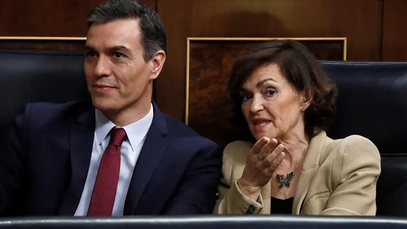 Carmen Calvo y Pedro Sánchez en el Congreso