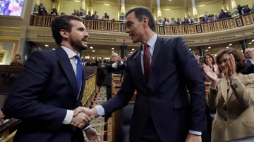 Pablo Casado saluda a Pedro Sánchez tras la investidura del líder socialista