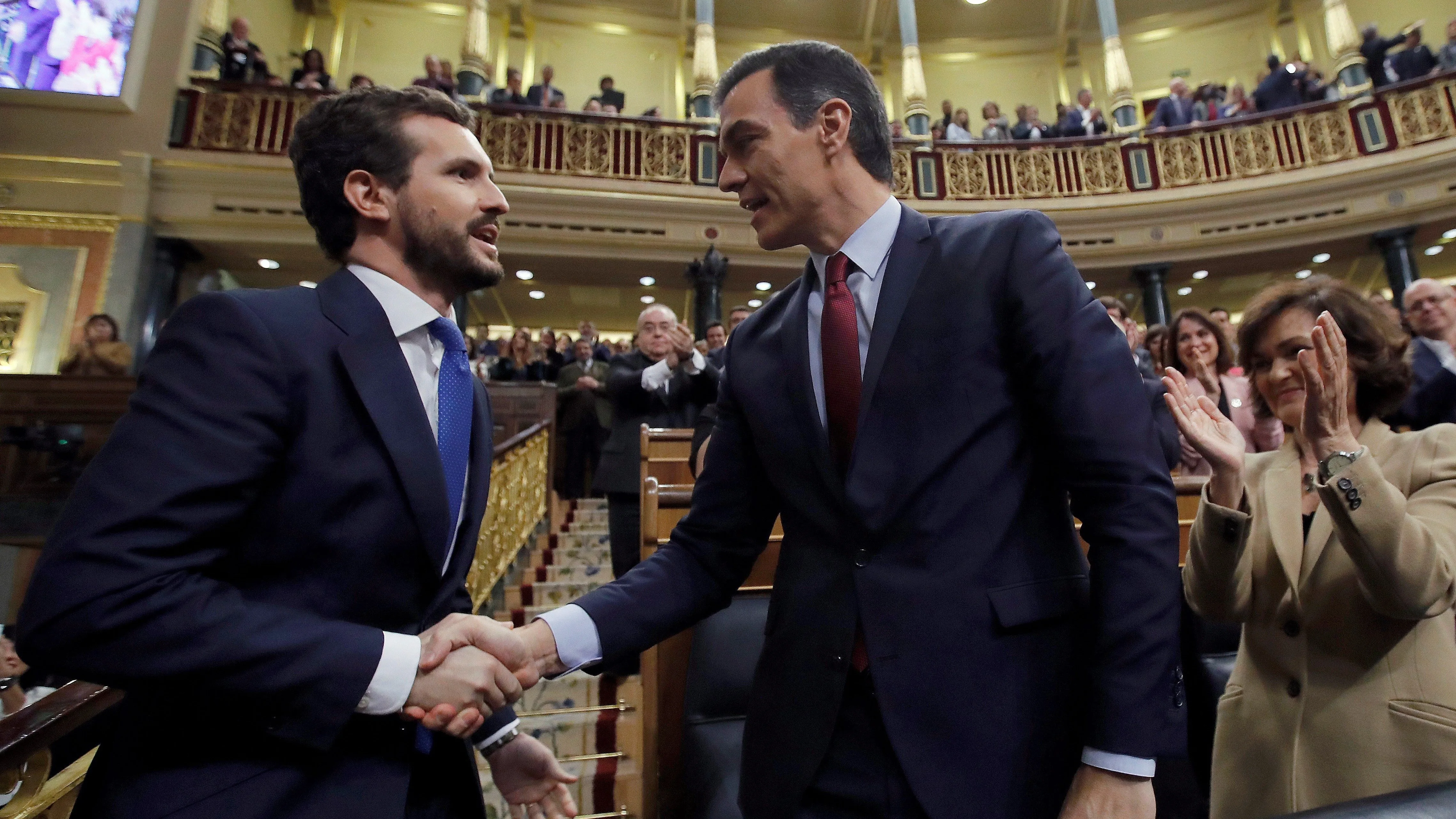 Pablo Casado saluda a Pedro Sánchez tras la investidura del líder socialista