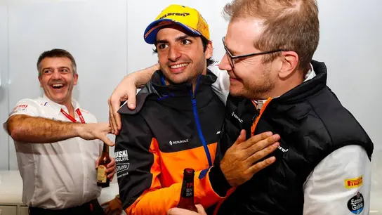 Carlos Sainz (centro) y Andreas Seidl (derecha) Carlos Sainz (centro) y Andreas Seidl (derecha)