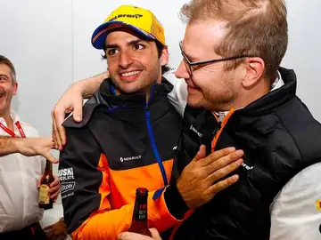 Carlos Sainz (centro) y Andreas Seidl (derecha) Carlos Sainz (centro) y Andreas Seidl (derecha)