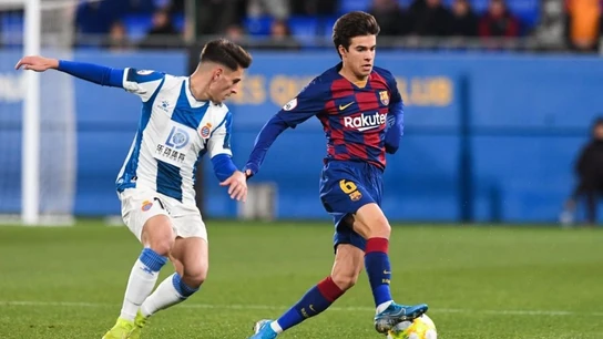 Riqui Puig disputa un balón frente al Espanyol B Riqui Puig disputa un balón frente al Espanyol B