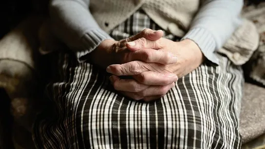 Manos de una anciana Manos de una anciana