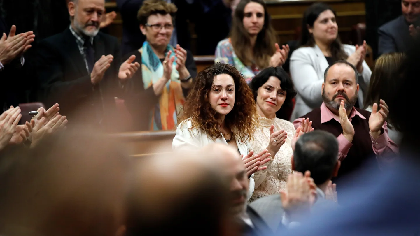 La diputada de En Comú Podem Aina Vidal, aplaudida por sus compañeros Sesión de investidura
