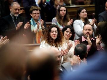 La diputada de En Comú Podem Aina Vidal, aplaudida por sus compañeros La diputada de En Comú Podem Aina Vidal, aplaudida por sus compañeros