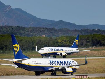 Dos aviones de Ryanair en un aeropuerto Dos aviones de Ryanair en un aeropuerto