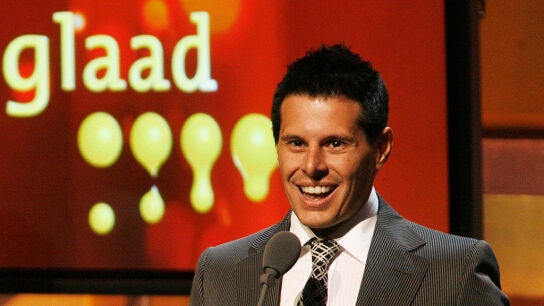 Silvio Horta recogiendo el premio Glaad a mejor comedia por 'Ugly Betty'