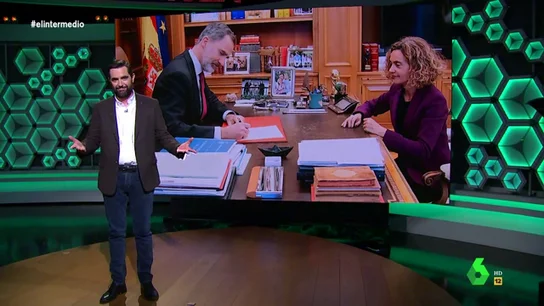 La imagen que delata "el lío" del despacho del rey Felipe VI y "preocupa" a Dani Mateo: "Pero majestad, ¿qué es todo eso?" La imagen que delata "el lío" del despacho del rey Felipe VI y "preocupa" a Dani Mateo: "Pero majestad, ¿qué es todo eso?"