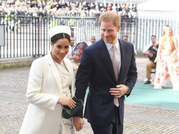Enrique y Meghan darán un "paso atrás" como miembros de la realeza británica Enrique y Meghan darán un "paso atrás" como miembros de la realeza británica
