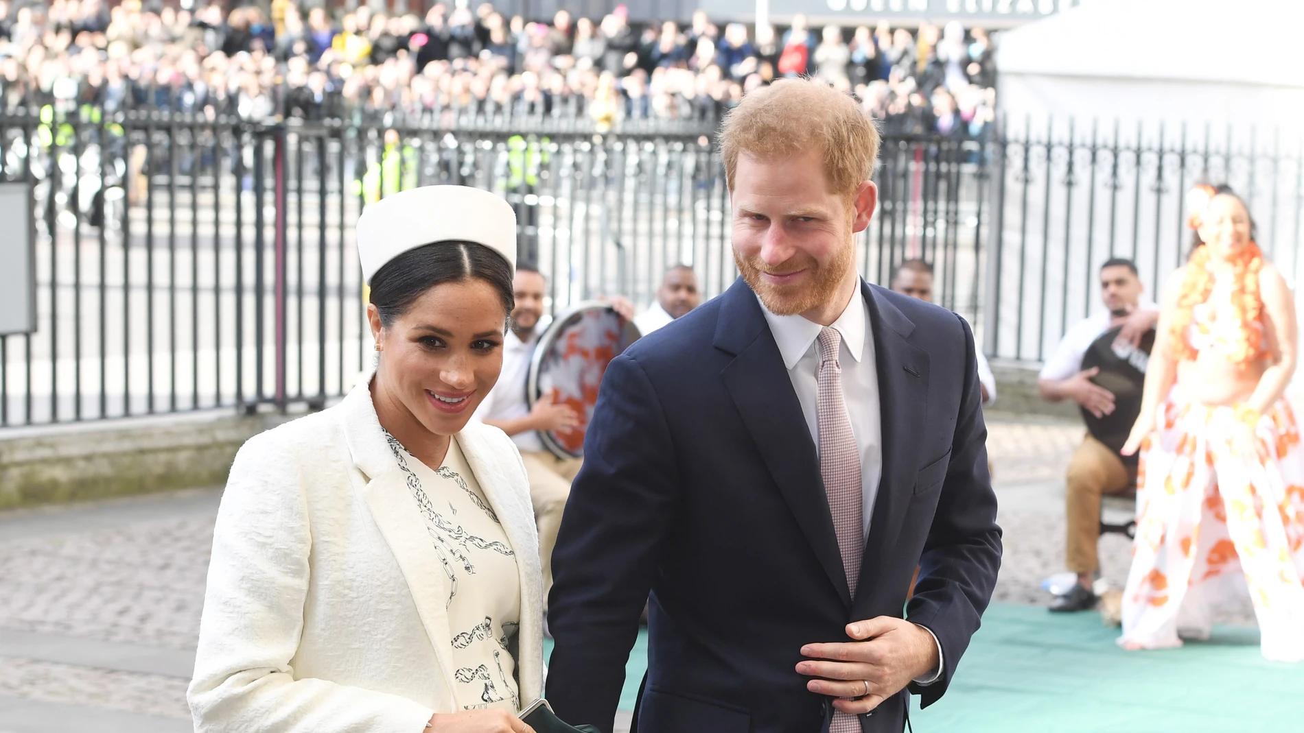 Enrique y Meghan darán un "paso atrás" como miembros de la realeza británica