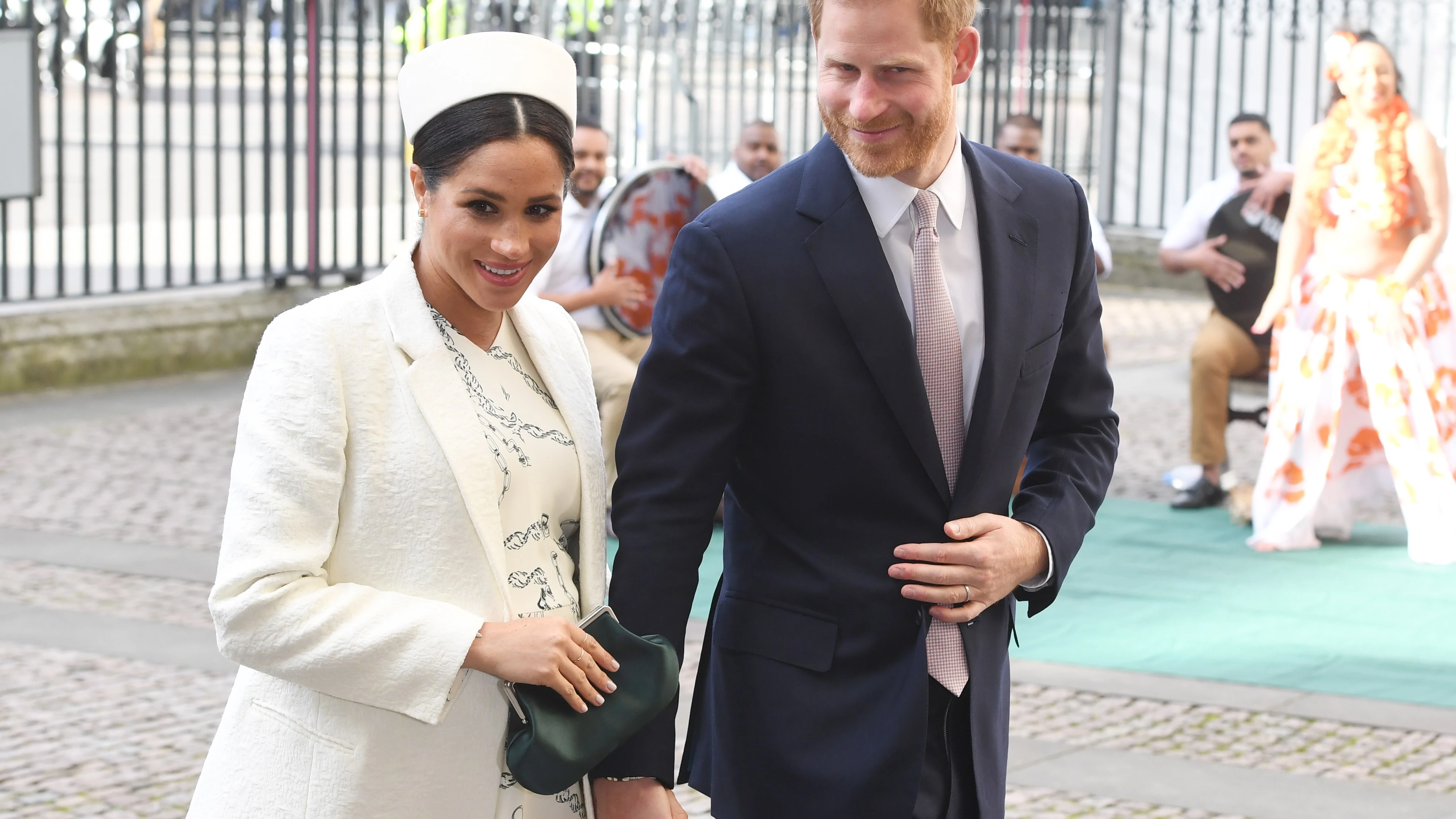 Enrique y Meghan darán un "paso atrás" como miembros de la realeza británica