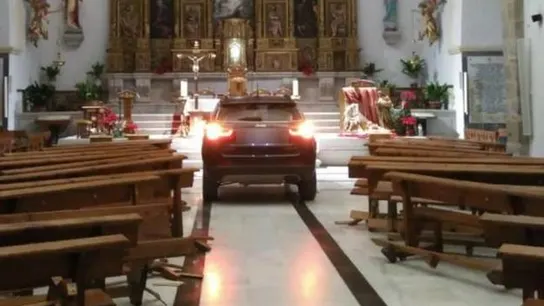 Un hombre empotra su coche en una iglesia Un hombre empotra su coche en una iglesia