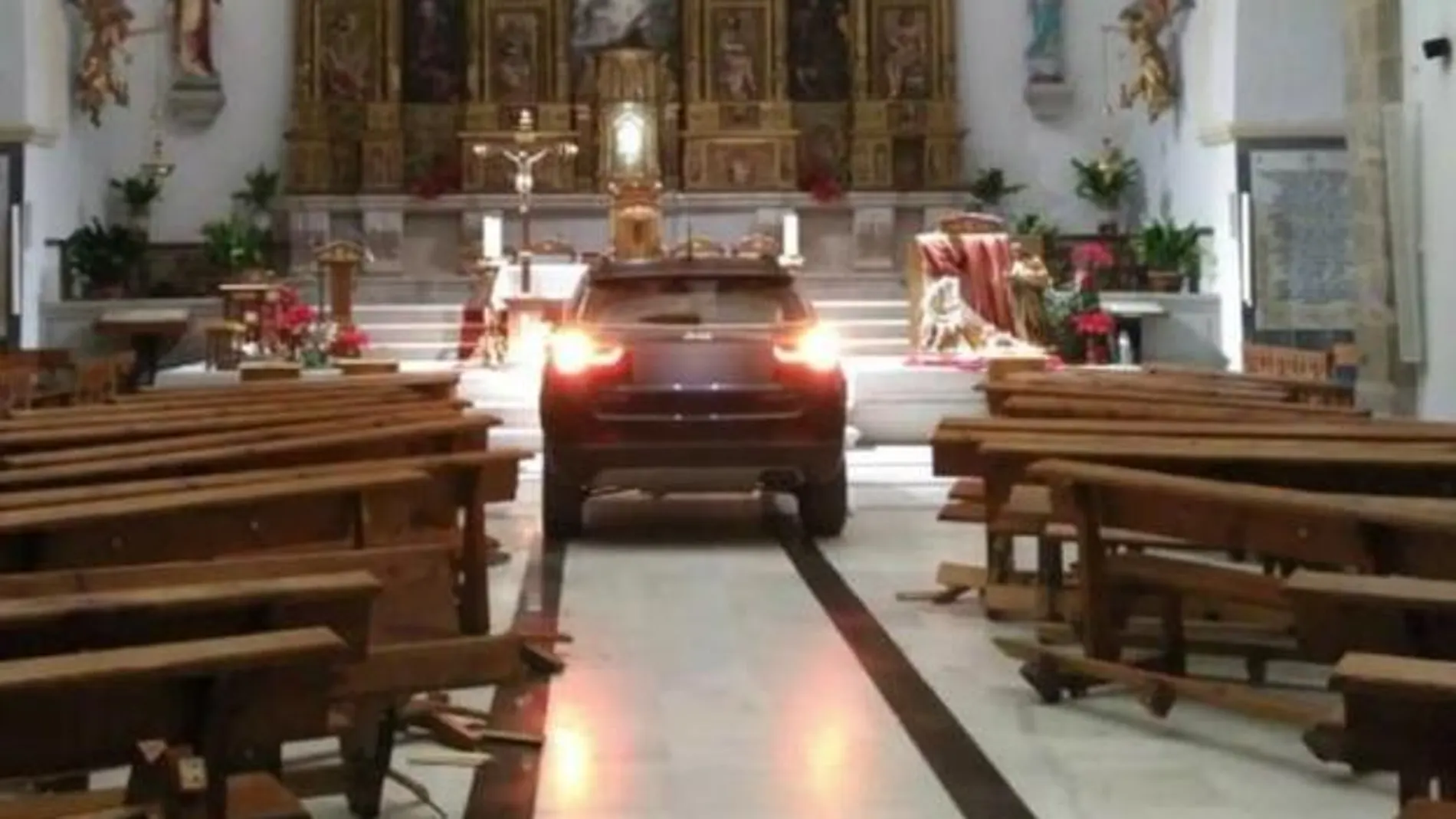 Un hombre empotra su coche en una iglesia