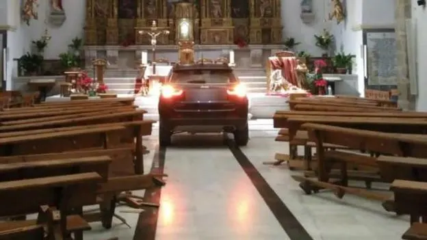 Un hombre empotra su coche en una iglesia