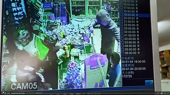 Un atracador amenaza con un cuchillo a un niño de ocho años en un bazar de Sevilla Un atracador amenaza con un cuchillo a un niño de ocho años en un bazar de Sevilla