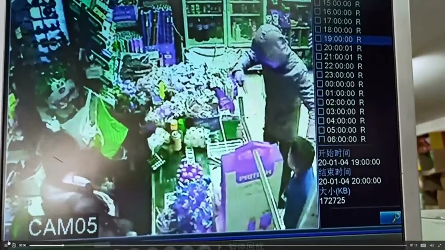 Un atracador amenaza con un cuchillo a un niño de ocho años en un bazar de Sevilla Un atracador amenaza con un cuchillo a un niño de ocho años en un bazar de Sevilla