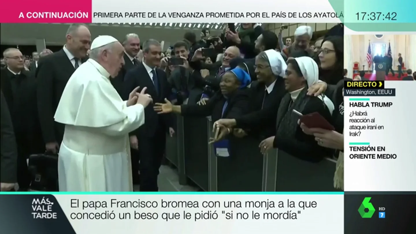El papa bromea con una monja: "Te doy un beso, pero no me muerdas" El papa bromea con una monja: "Te doy un beso, pero no me muerdas"