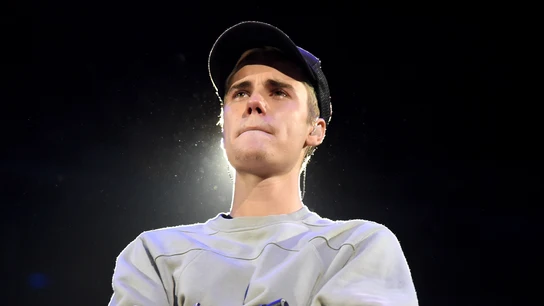 Justin Bieber llora durante una actuación Justin Bieber llora durante una actuación