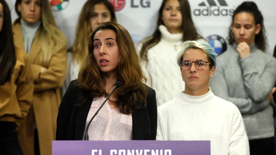 La guardameta del Athletic Club, la española Ainhoa Tirapu (i) junto a la delantera del Real Betis Balompié Priscila Borja. La guardameta del Athletic Club, la española Ainhoa Tirapu (i) junto a la delantera del Real Betis Balompié Priscila Borja.