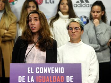 La guardameta del Athletic Club, la española Ainhoa Tirapu (i) junto a la delantera del Real Betis Balompié Priscila Borja. La guardameta del Athletic Club, la española Ainhoa Tirapu (i) junto a la delantera del Real Betis Balompié Priscila Borja.