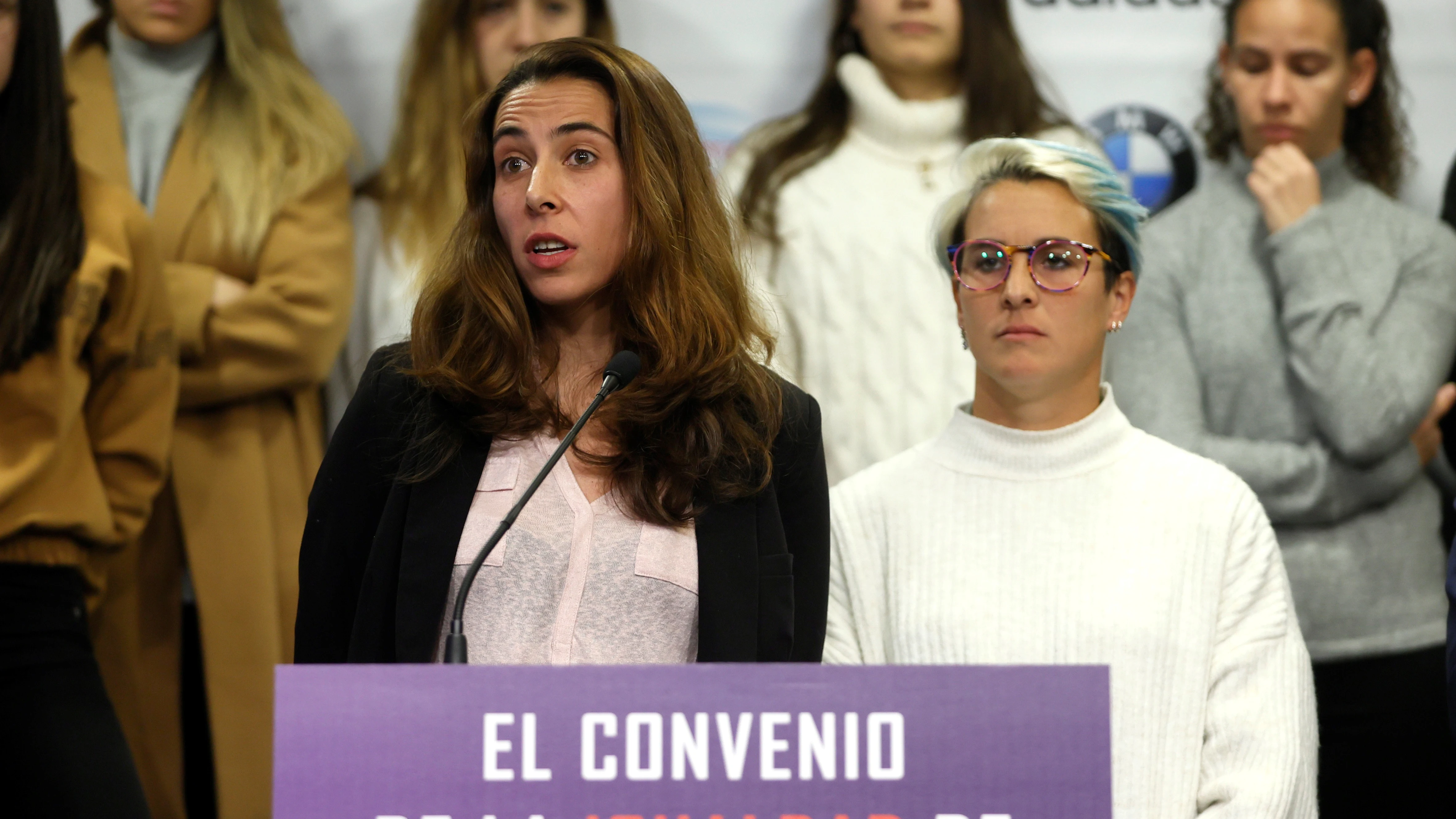 La guardameta del Athletic Club, la española Ainhoa Tirapu (i) junto a la delantera del Real Betis Balompié Priscila Borja.