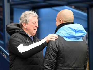 Pep Guardiola y Roy Hodgson se saludan. Pep Guardiola y Roy Hodgson se saludan.