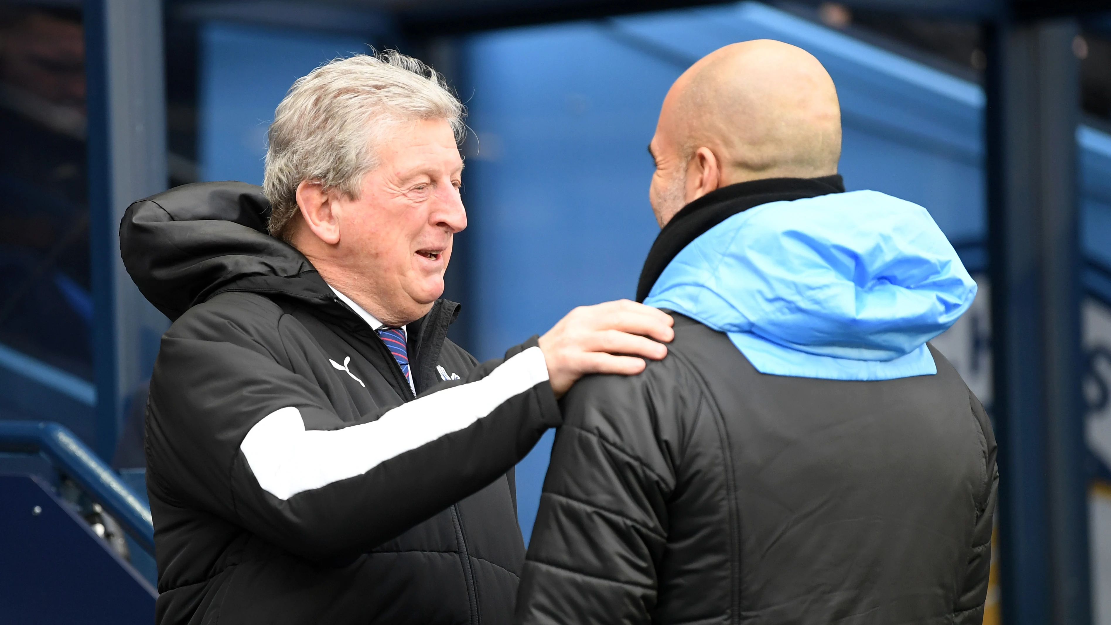 Pep Guardiola y Roy Hodgson se saludan.