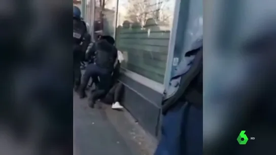 Investigan a un policía francés por atacar brutalmente a un chaleco amarillo Investigan a un policía francés por atacar brutalmente a un chaleco amarillo