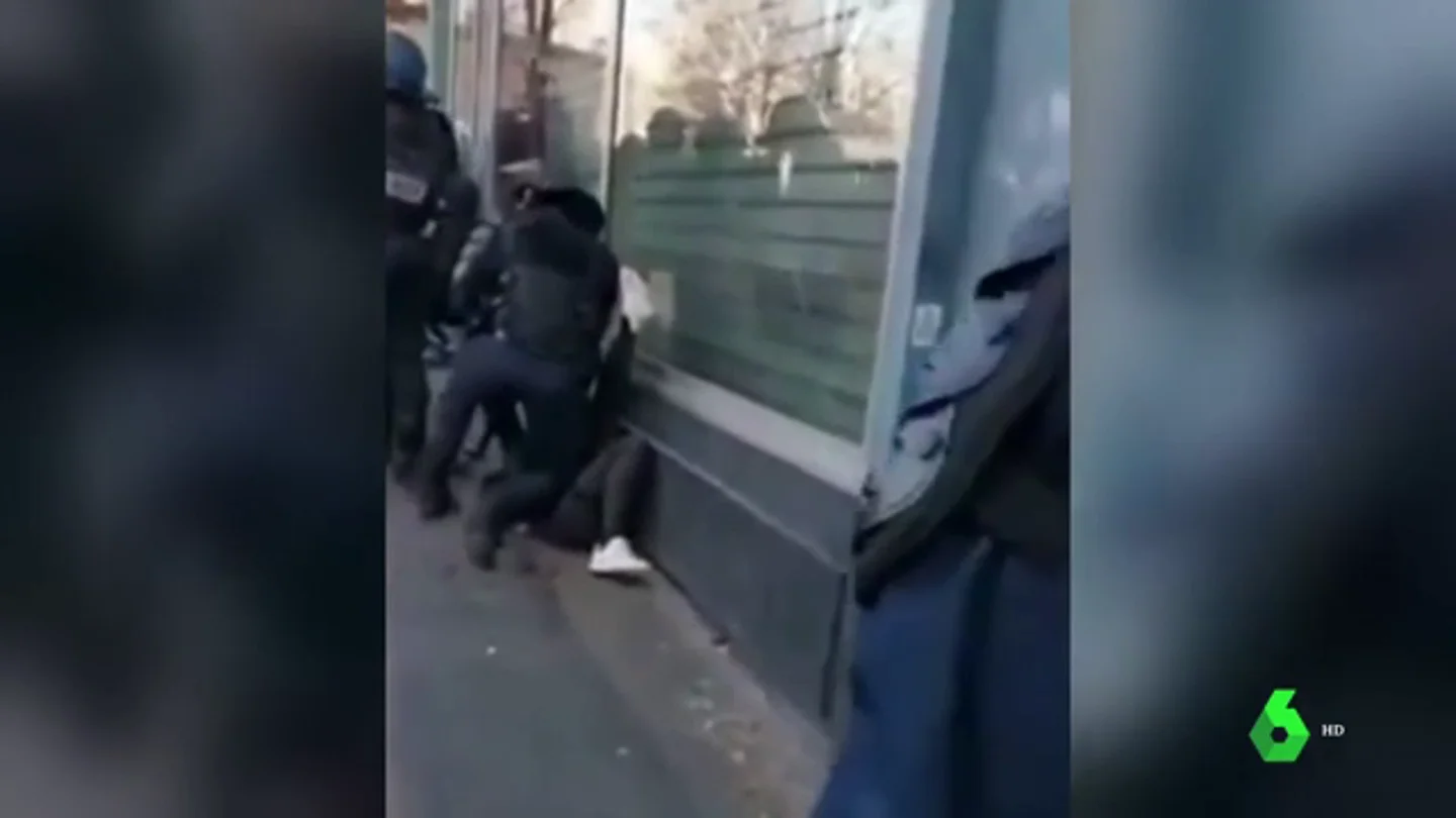 Investigan a un policía francés por atacar brutalmente a un chaleco amarillo Investigan a un policía francés por atacar brutalmente a un chaleco amarillo