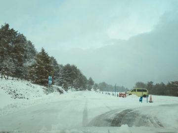La nieve llega a Madrid: será obligatorio circular con cadenas en Navacerrada y Cotos