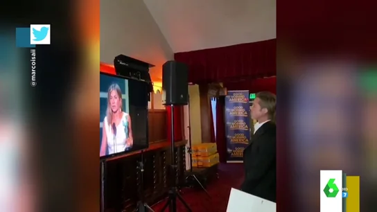 Lo que no se vio del esperado reencuentro entre Jennifer Aniston y Brad Pitt: así la miraba él entre bambalinas Lo que no se vio del esperado reencuentro entre Jennifer Aniston y Brad Pitt: así la miraba él entre bambalinas