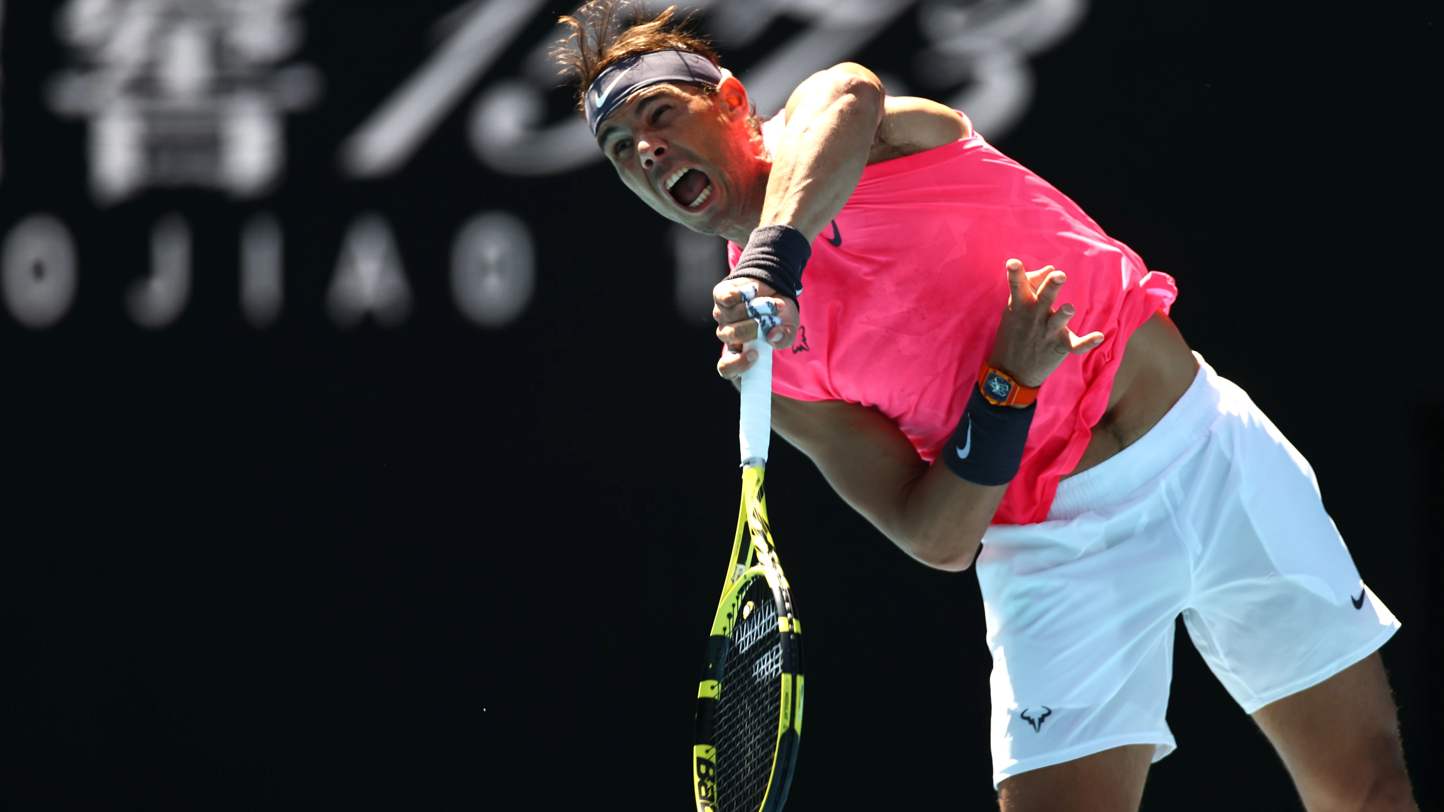 Rafa Nadal, al servicio en su partido contra Hugo Dellien