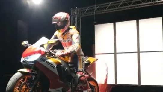 Marc Márquez pinta un cuadro con su moto. Marc Márquez pinta un cuadro con su moto.