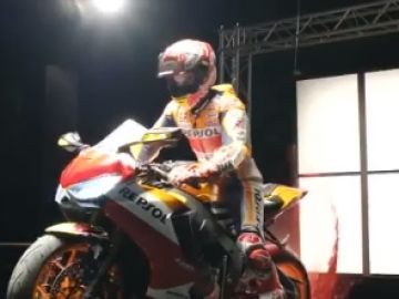Marc Márquez pinta un cuadro con su moto. Marc Márquez pinta un cuadro con su moto.