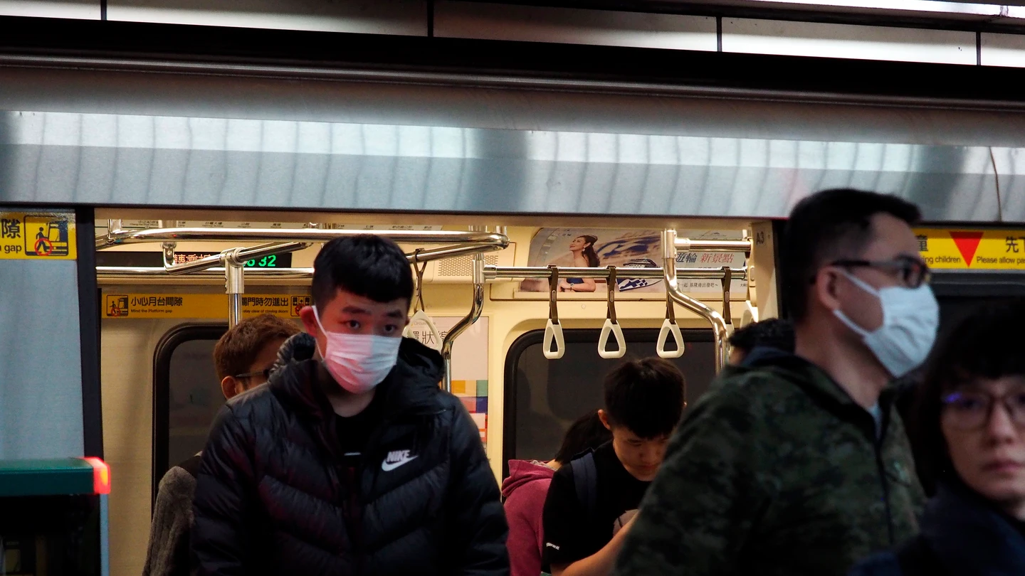 Ciudadanos chinos saliendo con mascarilla del metro Ciudadanos chinos saliendo con mascarilla del metro